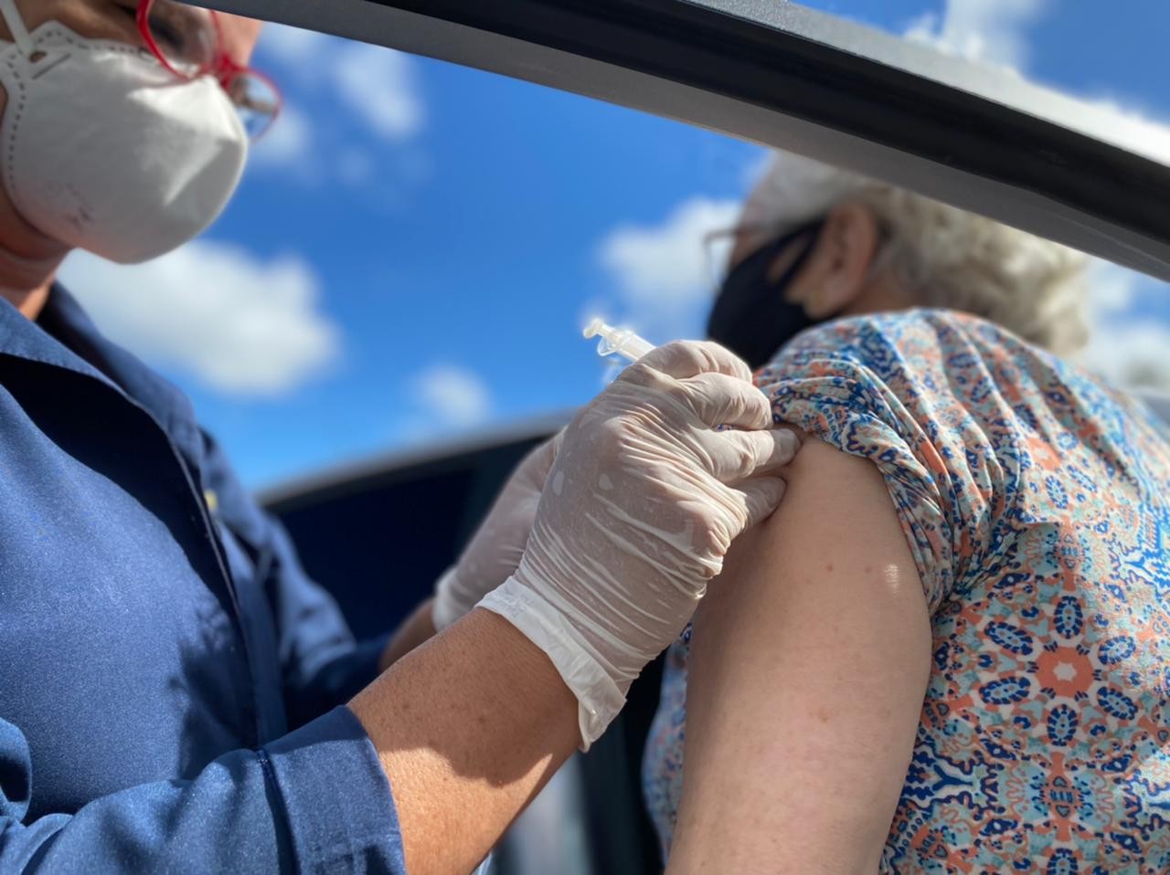 Drive thru aplicou 68% das 448 doses disponibilizadas para vacinação de idosos com 78 e 79 anos