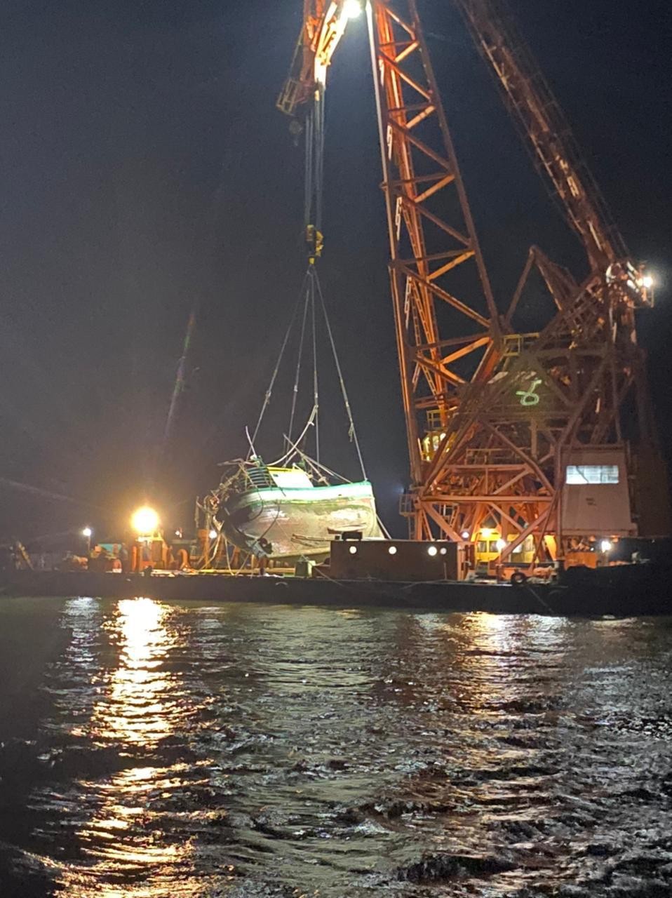 Barco naufragado no Porto do Rio Grande é resgatado