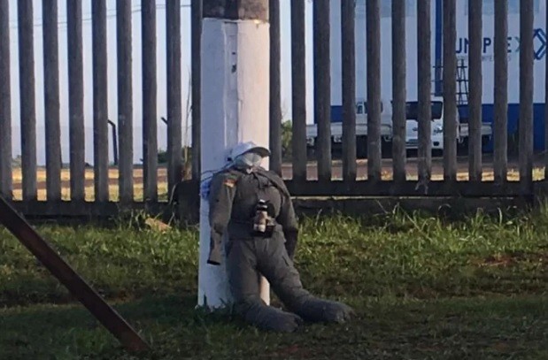 Suspeita de bomba colocada junto a um boneco com farda da BM causa transtorno em Alvorada