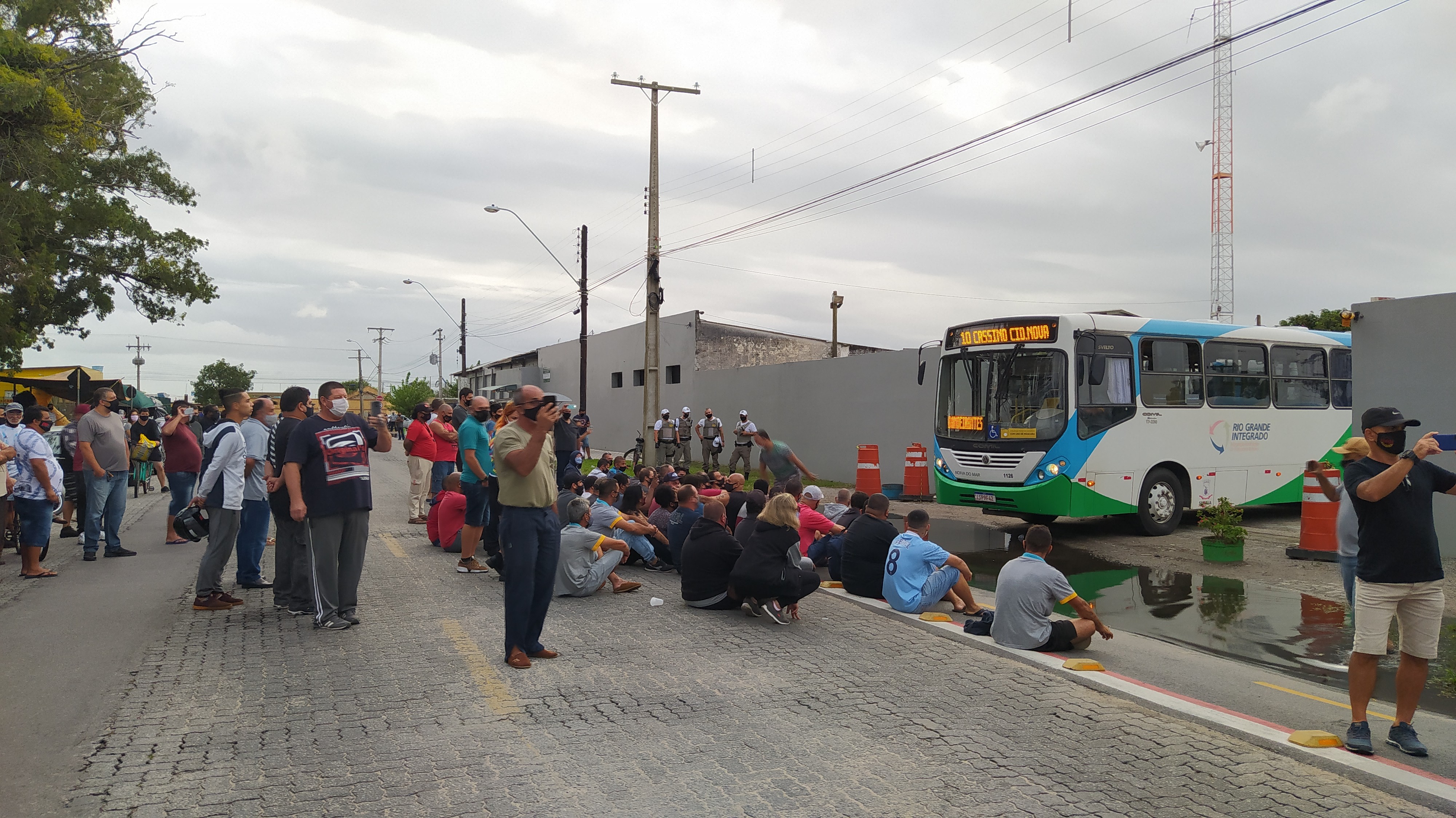 Trabalhadores impedem que os ônibus da Noiva do Mar saiam da garagem