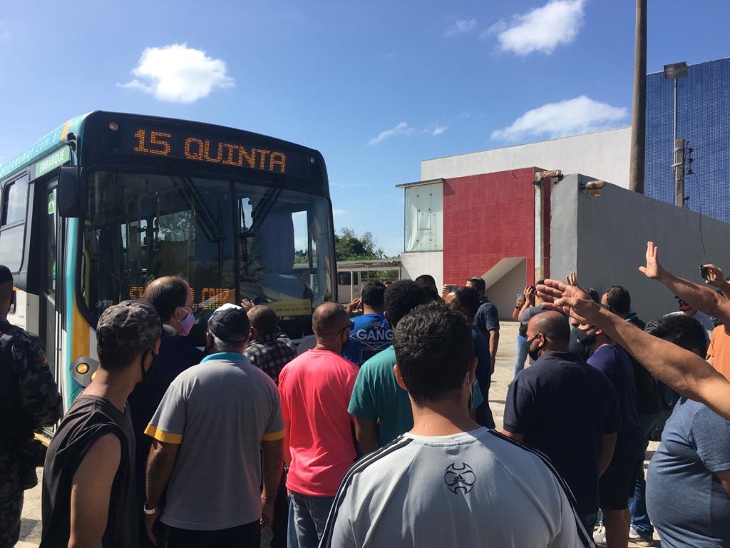 Sob protestos, sete ônibus deixam a garagem da Noiva do Mar após decisão do TRT
