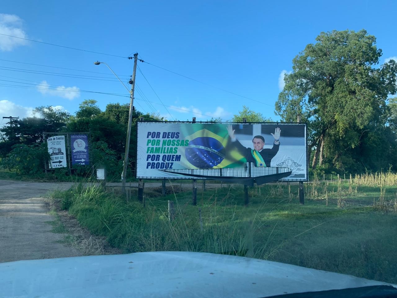 Outdoor com publicidade do presidente Jair Bolsonaro é depredado no Senandes, em Rio Grande