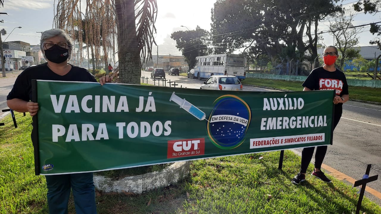 Trabalhadores da CUT e do CPERS realizam manifestação pedindo medidas mais efetivas no combate a Covid-19