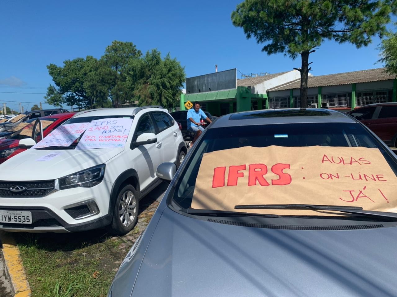 Pais e alunos do IFRS realizam protesto em frente da instituição