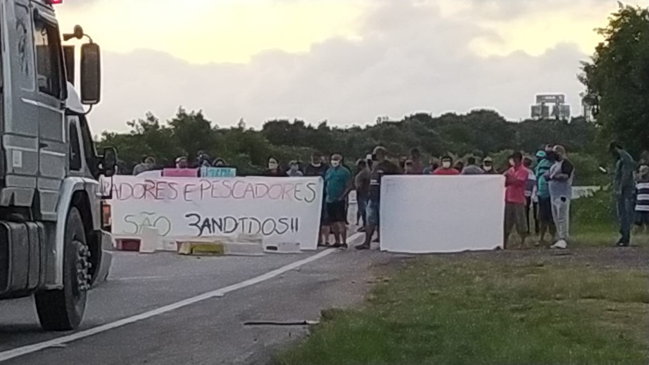 Manifestação de pescadores bloqueia BR-392, em Rio Grande