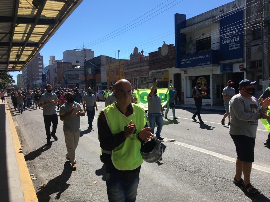 Cerca de 100 manifestantes realizam protesto contra a Noiva do Mar na manhã desta segunda-feira (29)