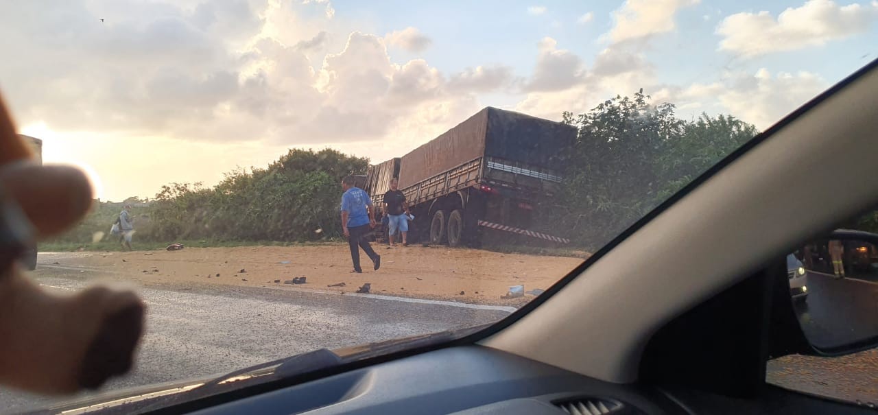 Caminhão sai da pista na BR-392 e deixa motorista levemente ferido