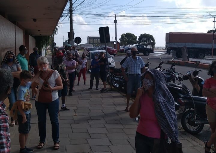 Após falha no sistema do SUS, fila para realização de cartão é formada em frente à Secretaria de Saúde