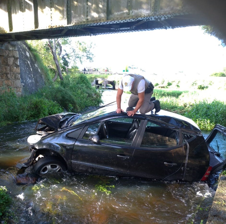 Carro cai dentro de Arroio perto da BR-392 em Rio Grande
