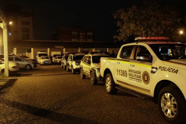 Quatro pessoas foram presas e 26 autuadas durante fiscalização no final de semana em Pelotas 