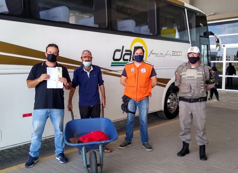 Vendedor ambulante abandonado em Rio Grande é ajudado pela Defesa Civil e BM