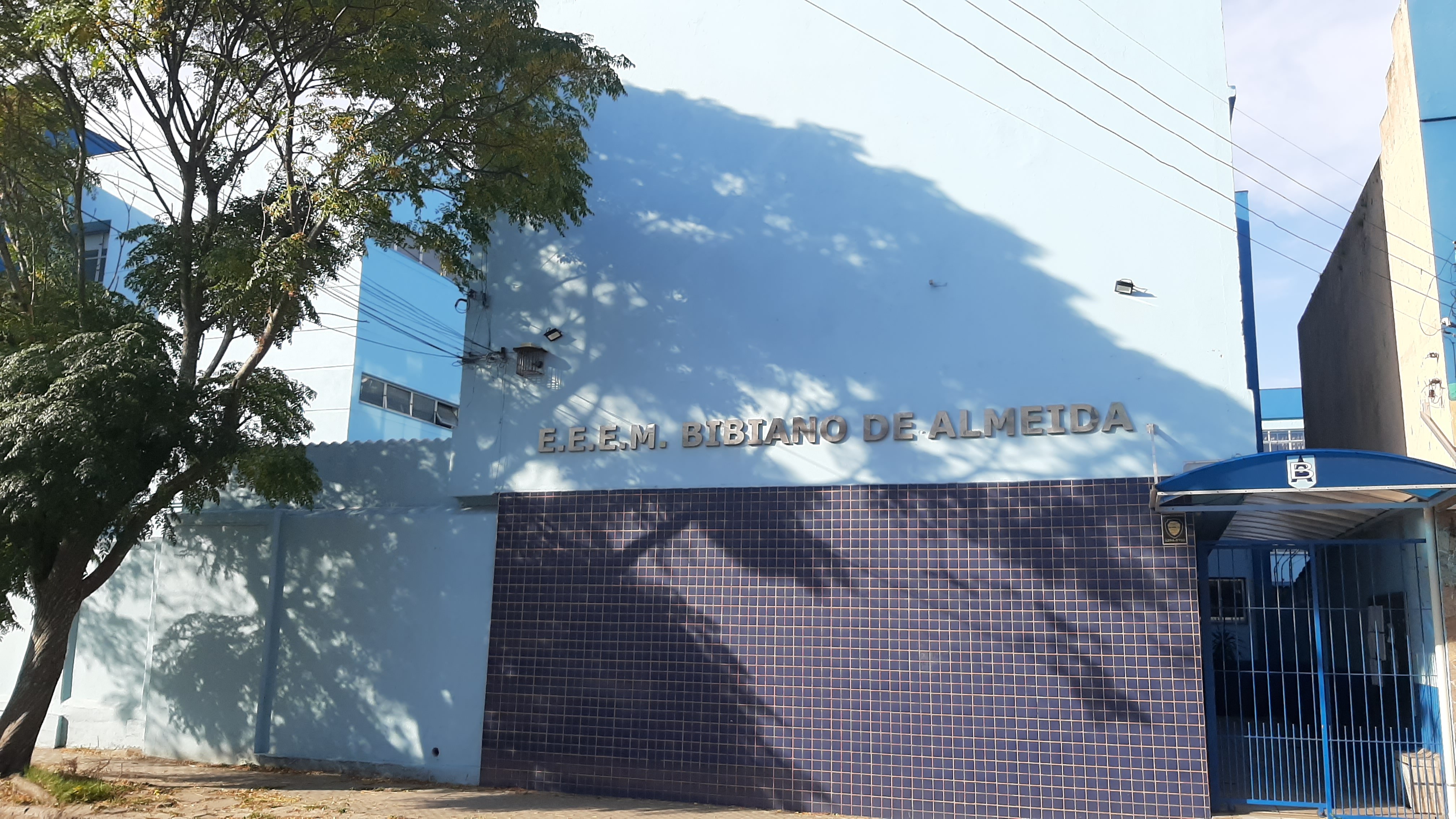 No primeiro dia de retomada das aulas presenciais, Bibiano recebe quatro alunos dos 1º e 2º anos do Ensino Fundamental 