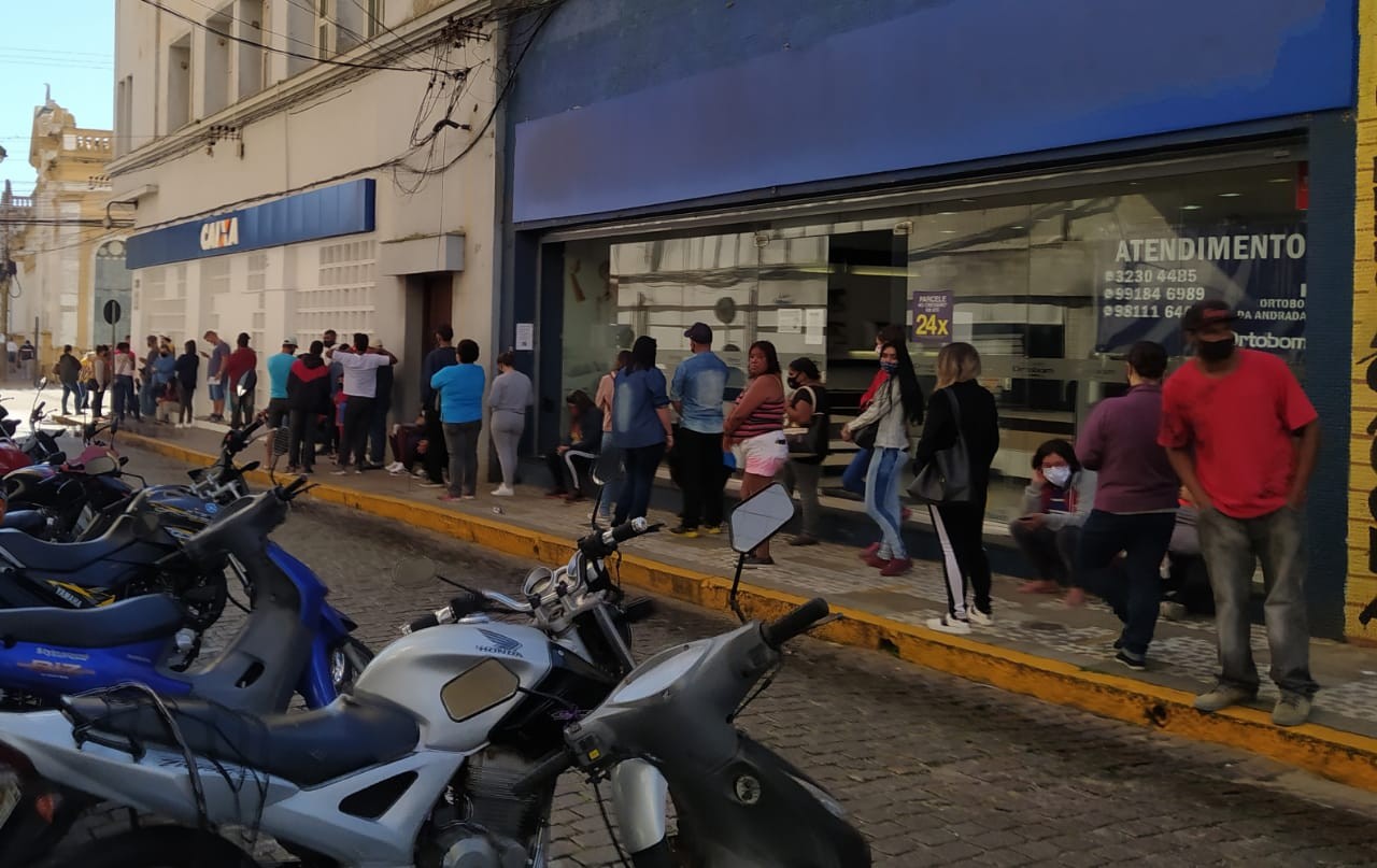 Fila extensa é registrada em agência da Caixa após o fim dos atendimentos agendados