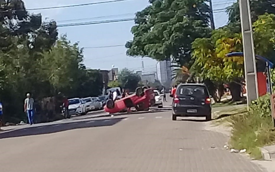 Motorista capota veículo em Rio Grande após colisão no bairro Lagoa