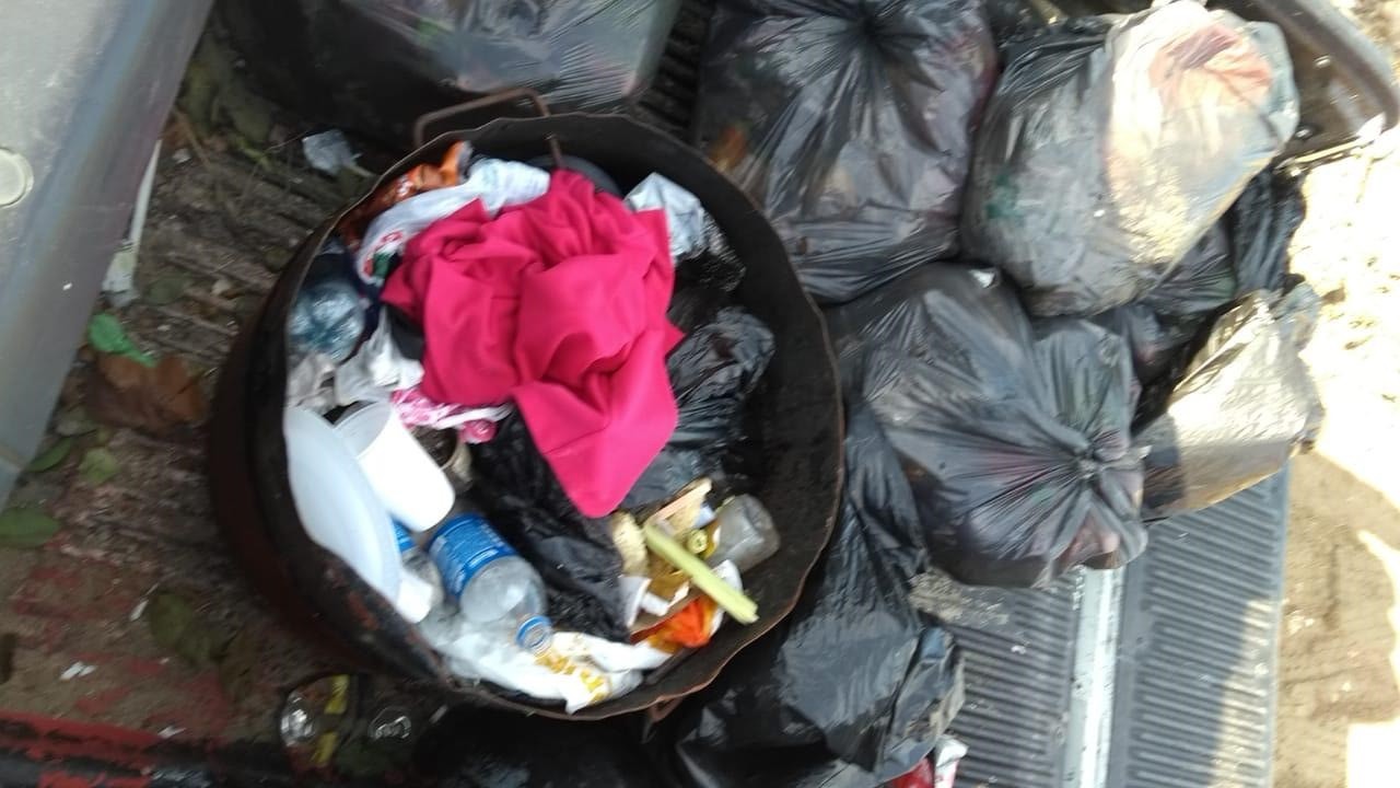 Lixo descartado de forma irregular é recolhido na Praia do Cassino após festa clandestina