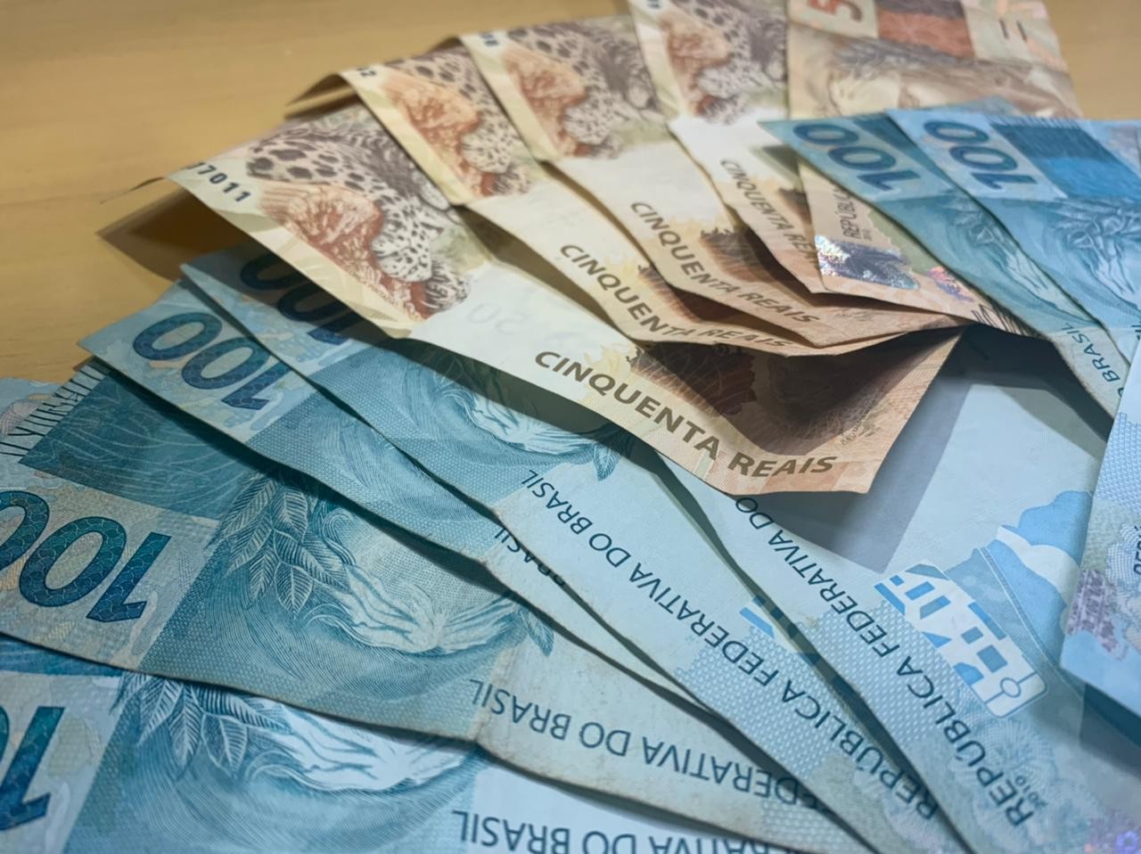 INSS antecipa 13º salário de aposentados e pensionistas; confira a tabela de pagamento