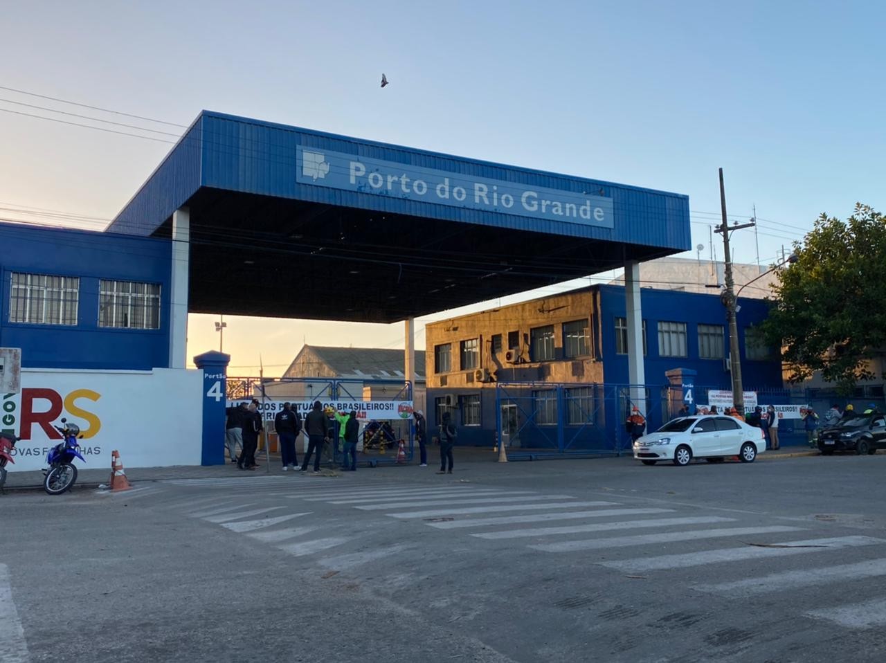 Portuários fazem protesto em Rio Grande reivindicando vacinas contra a Covid-19