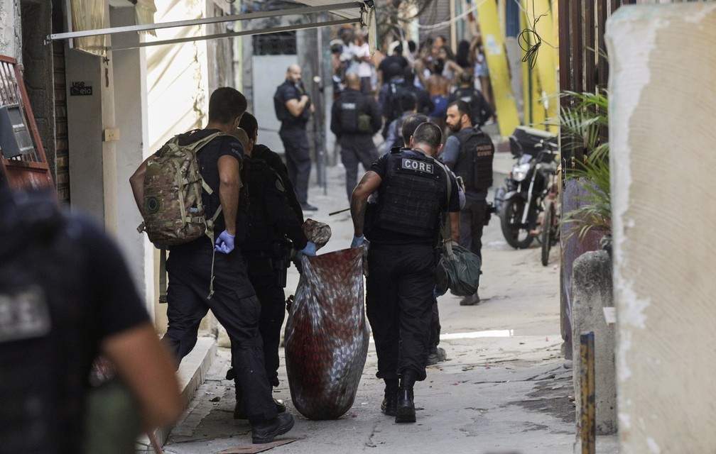 Munição antiaérea e mais de 20 armas foram apreendidas em Jacarezinho (RJ)