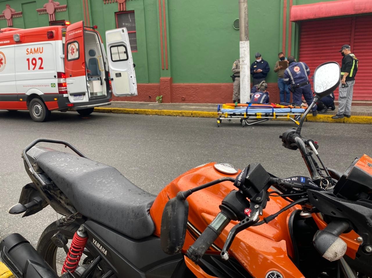 Acidente entre ônibus e moto deixa homem ferido no centro de Rio Grande