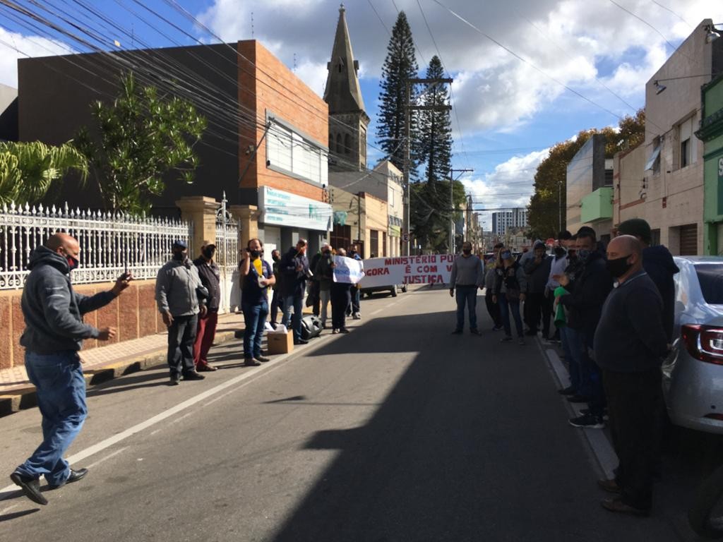 Ex-funcionários da Noiva do Mar fazem protesto em frente à Câmara Municipal pedindo apoio de vereadores