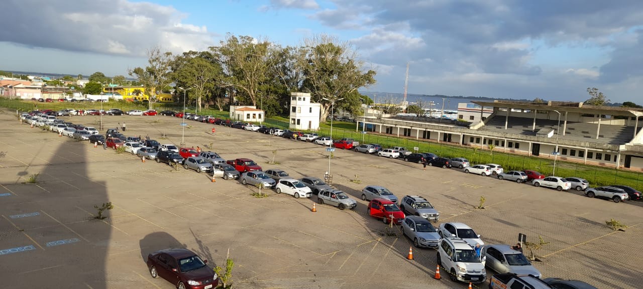 Agentes de trânsito registram carros sem ninguém em fila de vacinação e reprovam atitude