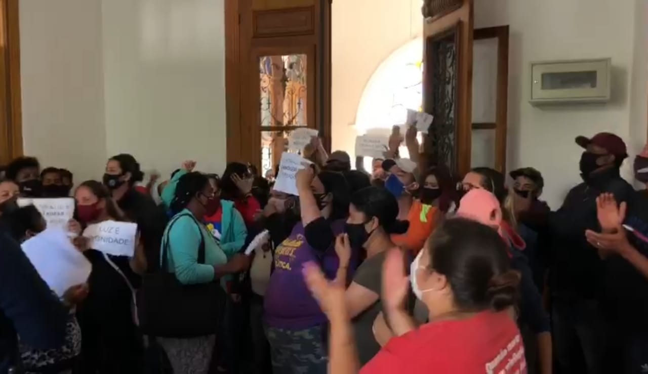 Moradores do Empreendimento Junção fazem protesto em frente à Prefeitura do Rio Grande após luz ser cortada