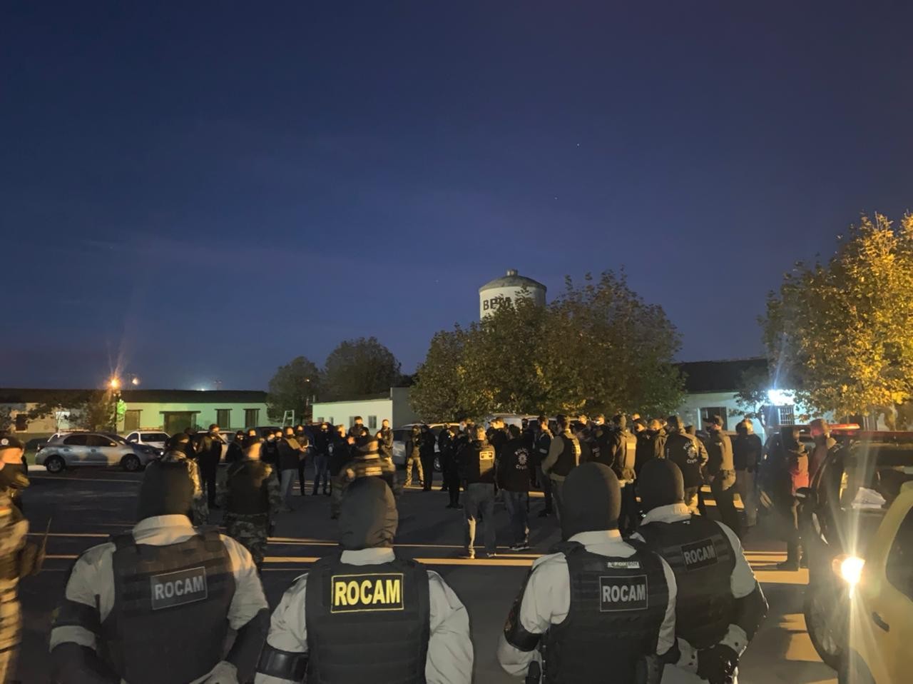 Operação envolvendo mais de 70 policiais civis e militares prendeu dois homens e apreendeu um adolescente