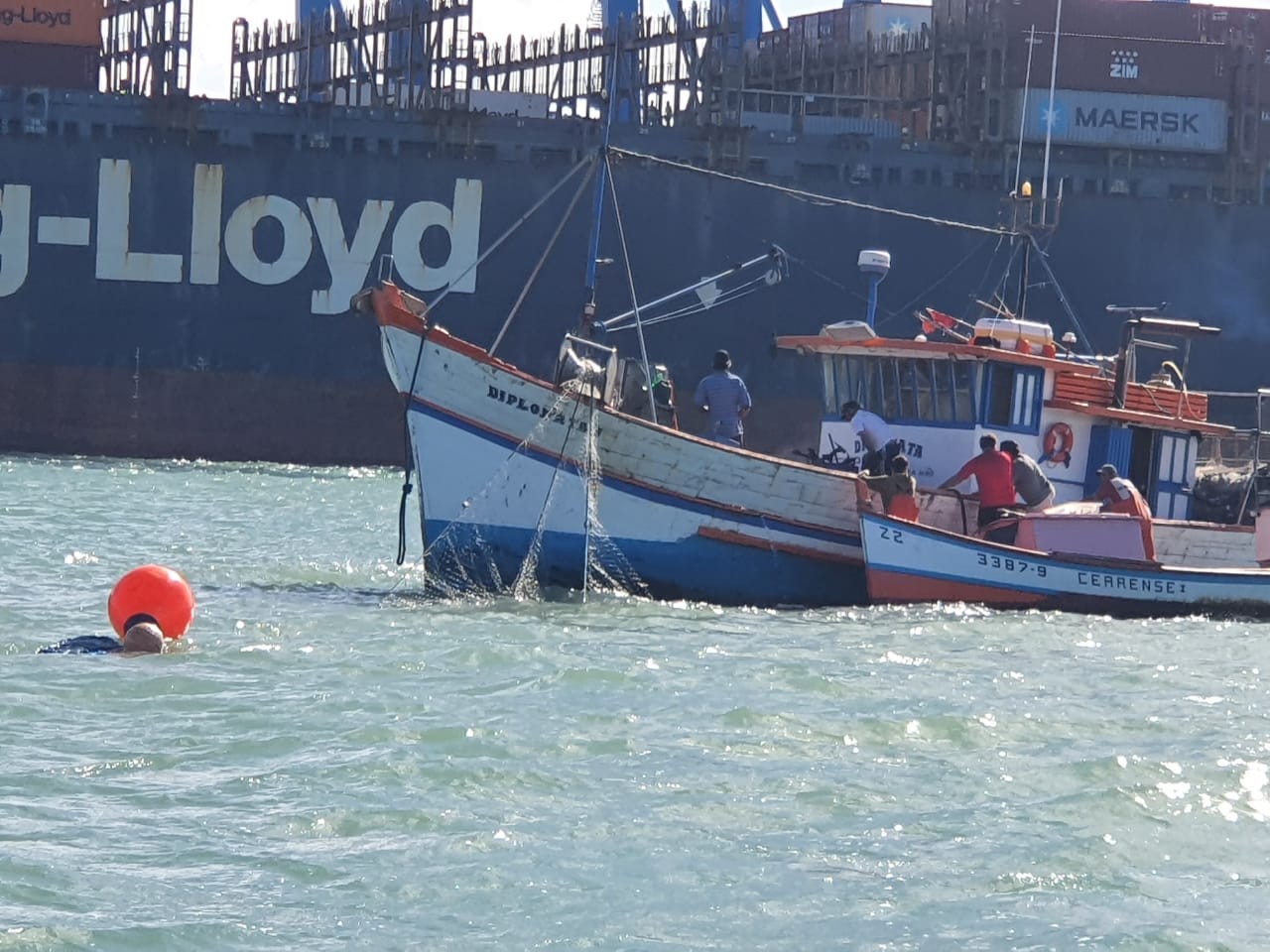 Redes do barco que naufragou ainda não foram totalmente recolhidas