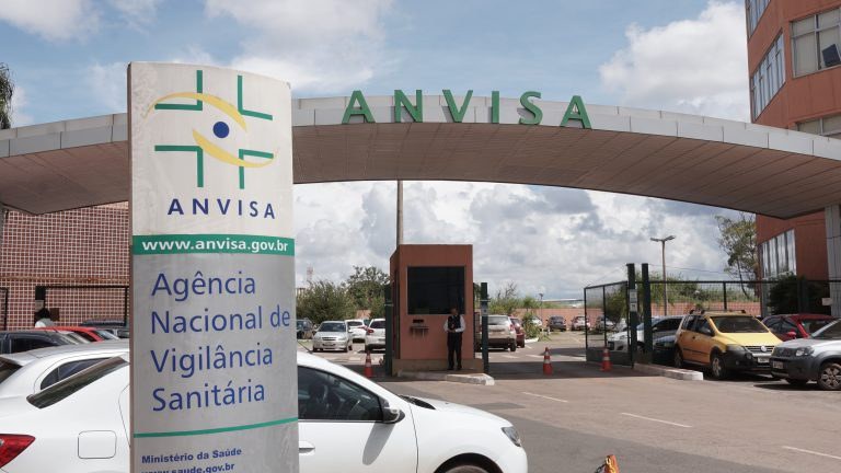 Anvisa autoriza uso emergencial de coquetel contra a Covid-19