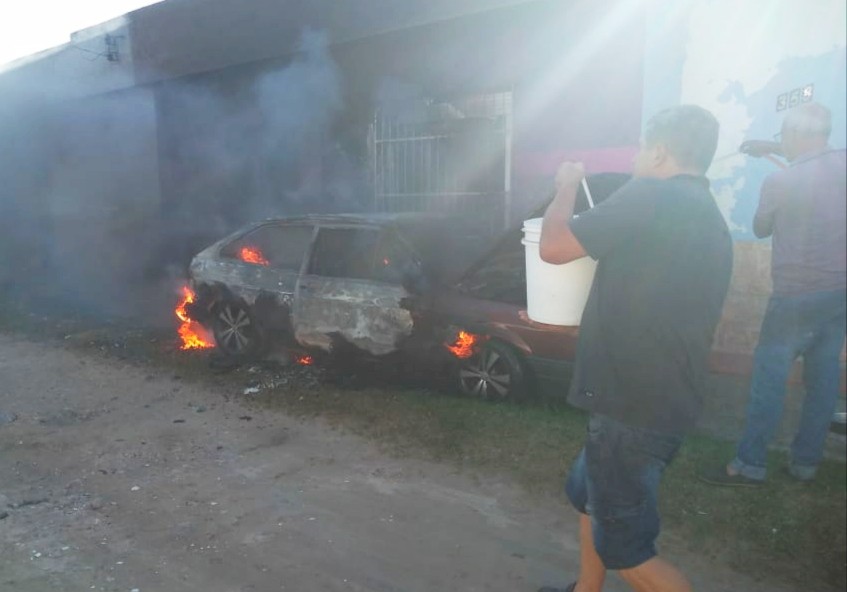 Incêndio em automóvel é registrado no Bolaxa, em Rio Grande