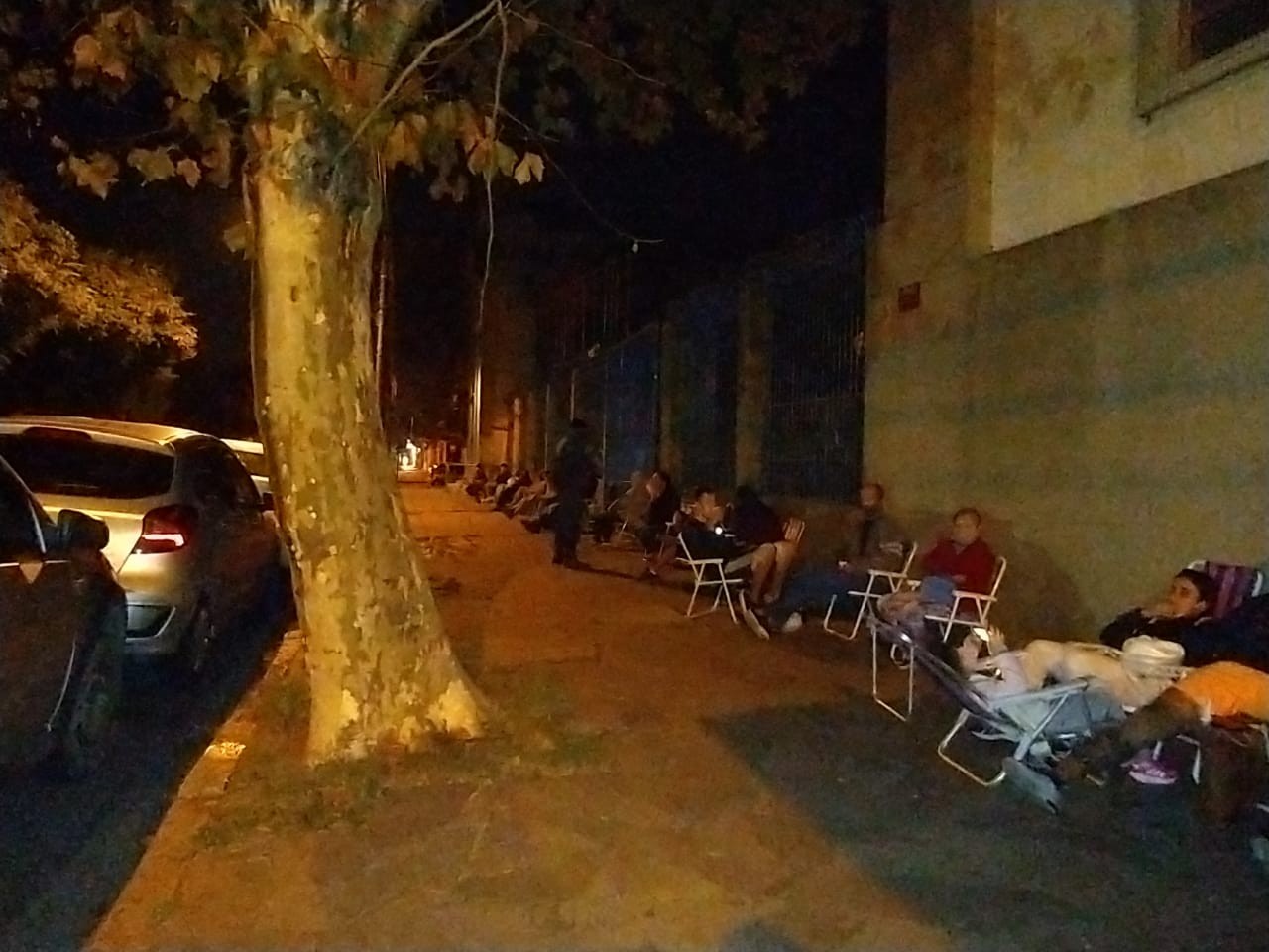 Pessoas passam noite em fila para receber a vacina contra a Covid-19 na manhã deste sábado (24)