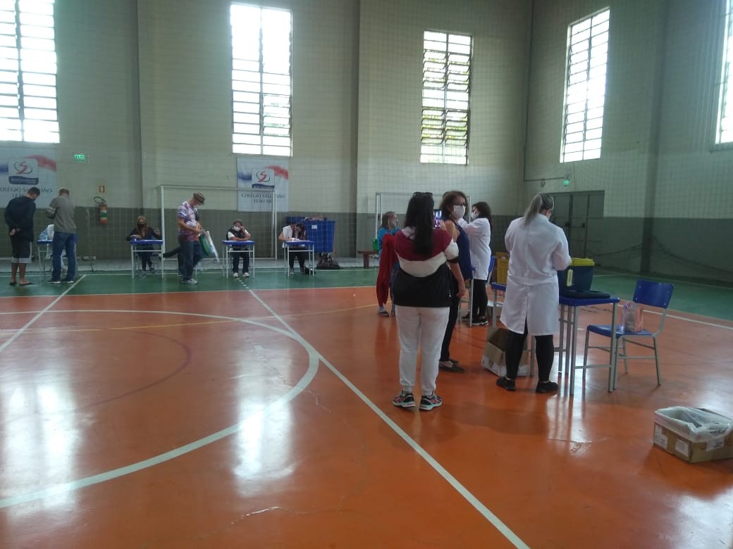 Mais de 870 idosos de 61 anos receberam a vacina contra a Covid-19 neste sábado (24)