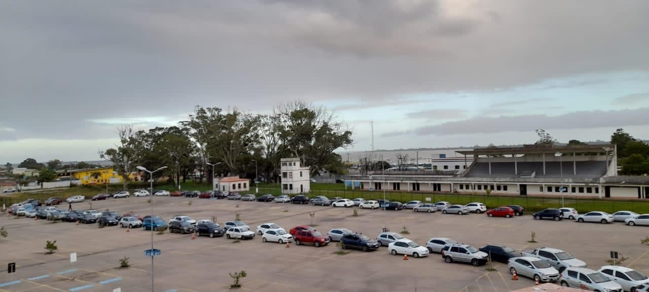 Drive-thru para vacinação complementar de idosos com 70 e 71 anos acontece nesta segunda-feira (26), em Rio Grande
