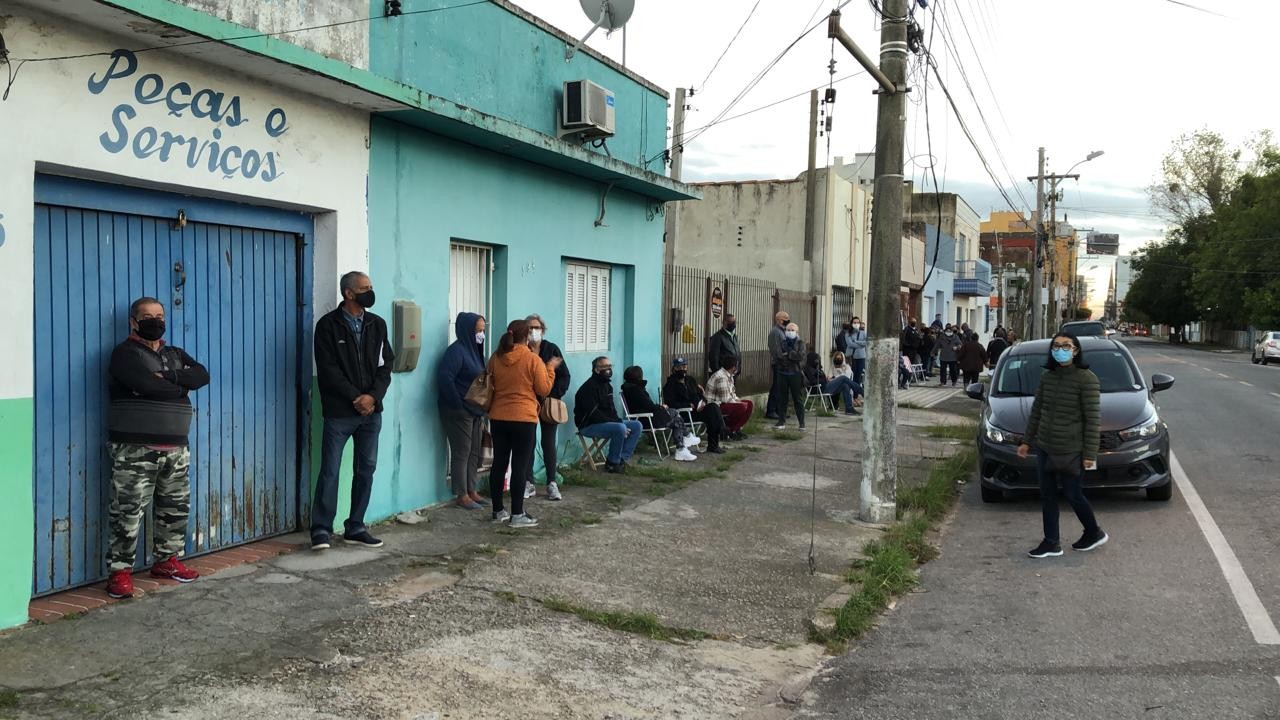 Idosos madrugam em fila para serem imunizados, mas nem todas unidades têm vacinas contra a Covid-19