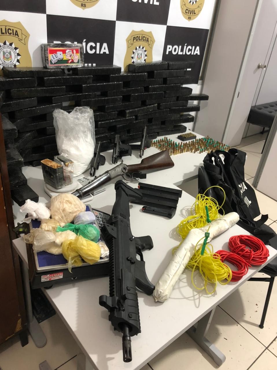 Homem é preso pela Polícia Civil com drogas e 'aparato de guerra' em Rio Grande