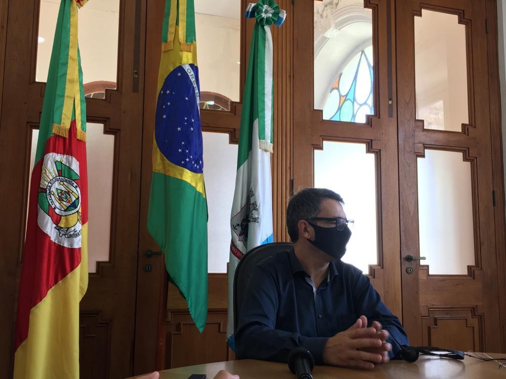 Prefeito se reúne com sindicatos da educação e afirma: "vou seguir aquilo que o governo do RS determinar"