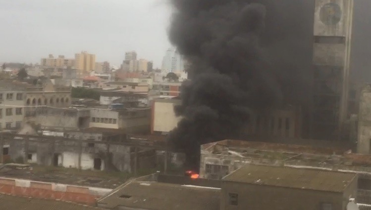 Queima de pneus gera grande quantidade de fumaça em Rio Grande