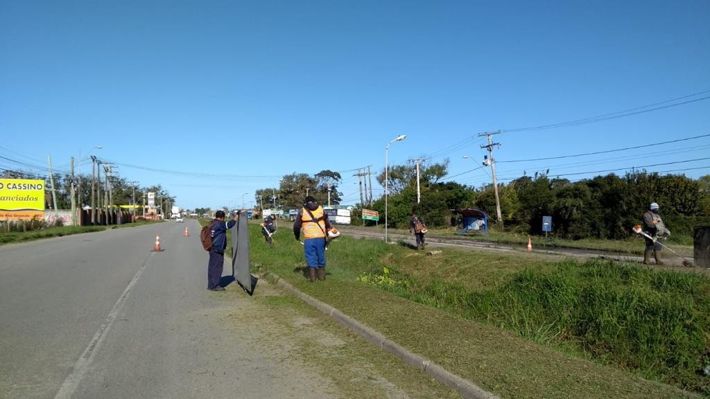 Secretarias realizam serviço de corte de grama na ERS-734