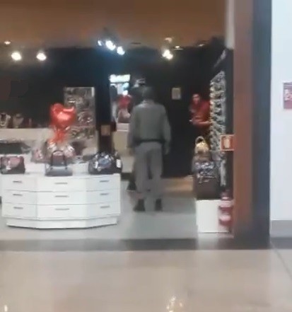 Jovem em surto psicótico invade loja de shopping em Rio Grande