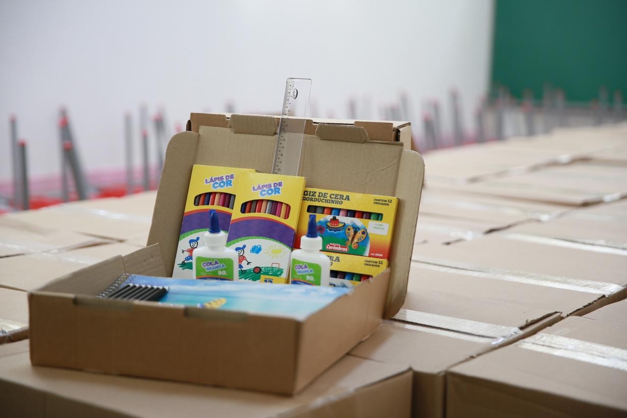 SMEd recebe kits escolares para os Anos Iniciais, Finais e EJA, da Rede Municipal de Ensino