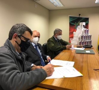 Rio Grande recebe 102 celulares com acesso à internet para alunos em vulnerabilidade econômica e social