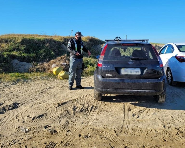 Praia é aberta, mas permanência de veículos segue proibida 
