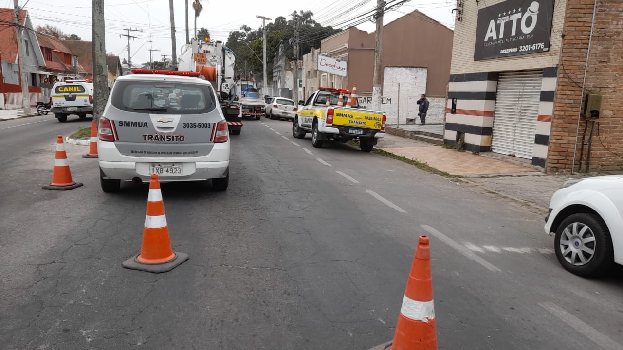 Av. Rheingantz tem fluxo parcialmente interrompido nesta manhã (17)
