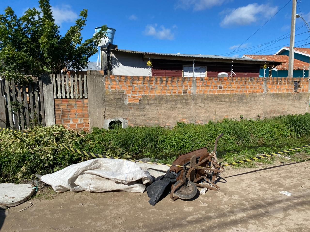 Homem é encontrado morto dentro de valeta no bairro São Miguel