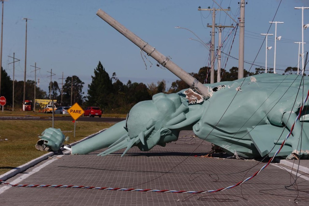 Estátua da Liberdade da Havan de Capão da Canoa cai após vento forte