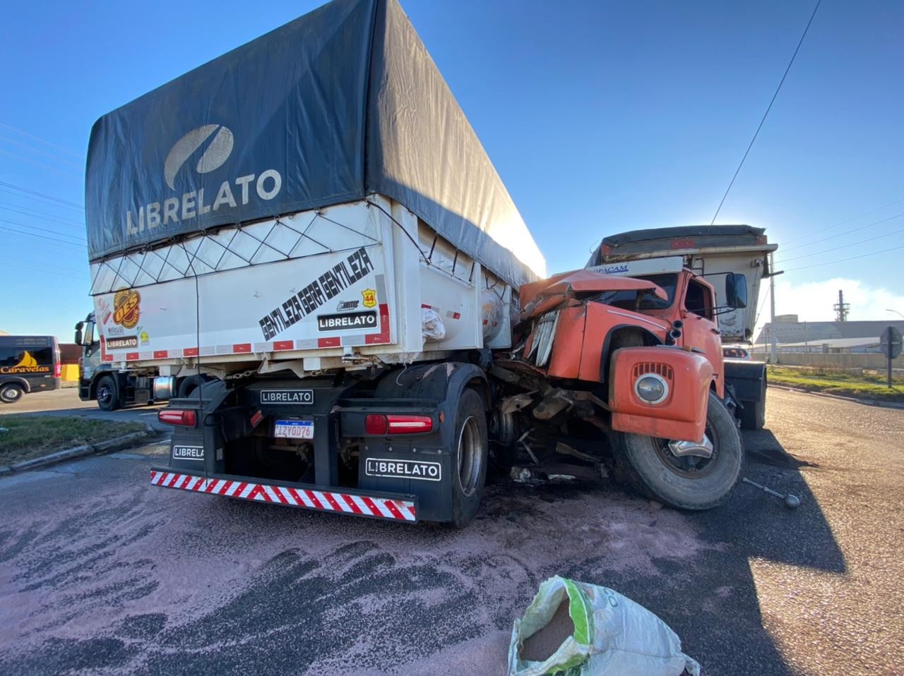 Caminhões se envolvem em acidente na BR-392, em Rio Grande