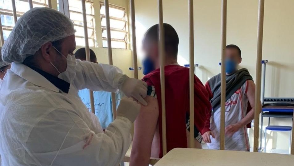 Presos da Penitenciária Estadual do Rio Grande (Perg) receberam nesta semana a 1ª dose da vacina da Pfizer contra a Covid-19