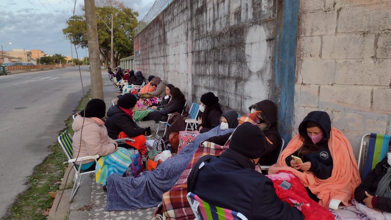 Professores de Rio Grande "viram a noite" em filas para receber a vacina contra a Covid-19