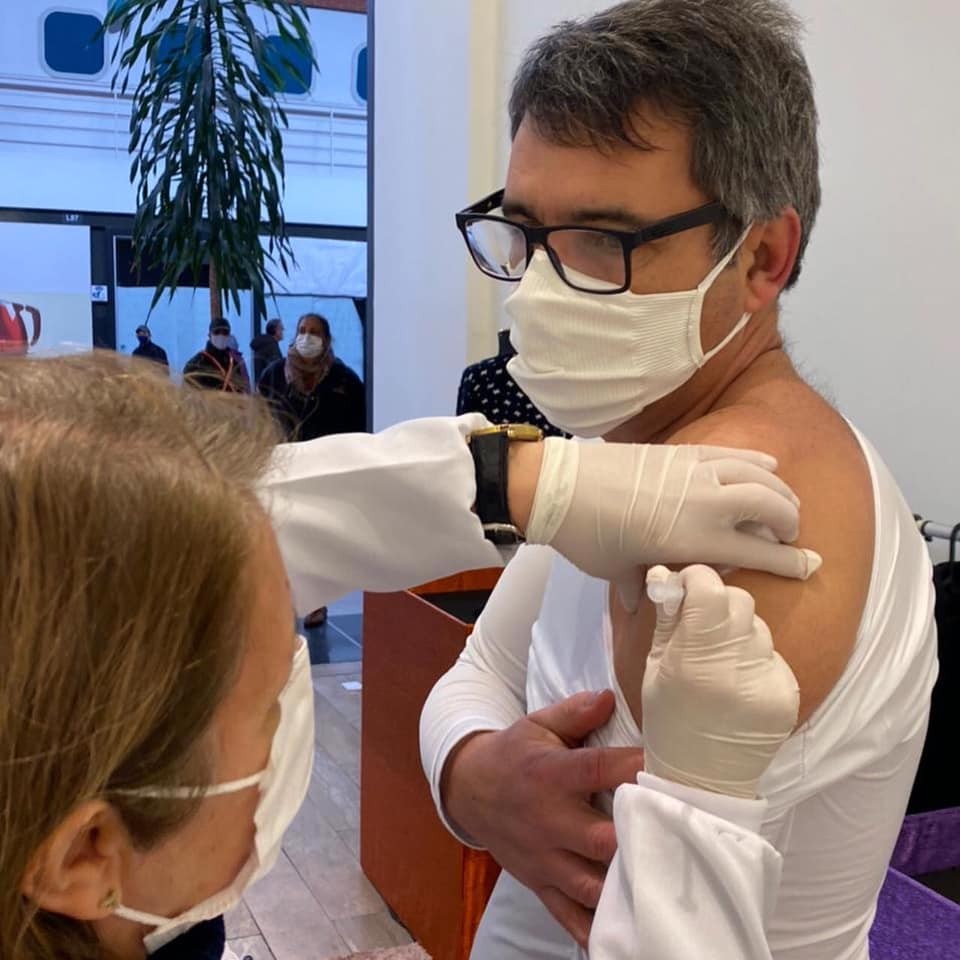Prefeito e Primeira-dama recebem a primeira dose da vacina contra a Covid-19