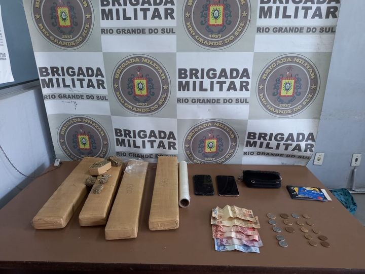 4º BPM prende casal e apreende adolescente por tráfico de drogas em Pelotas